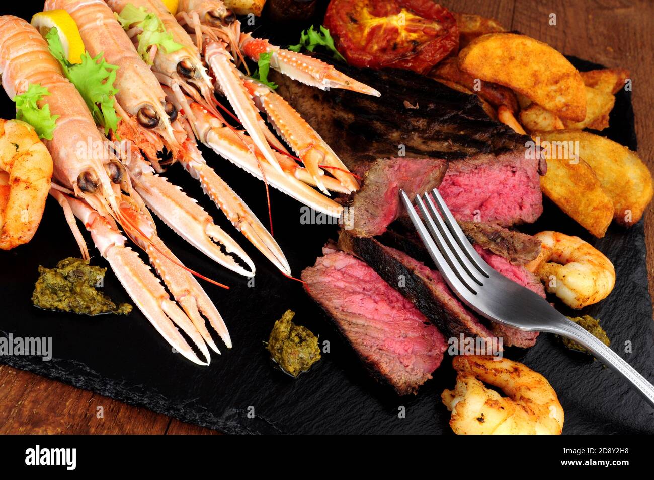 Repas de surf et de gazon avec steak de sirloin, langoustine et crevettes tigrées Banque D'Images