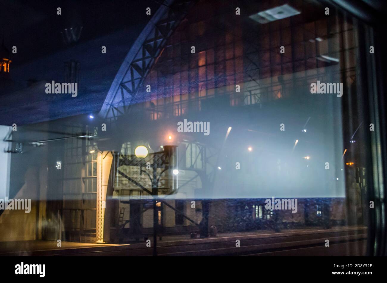 Station de nuit à Lviv. Lanternes sur la plate-forme. Photo de nuit. Banque D'Images