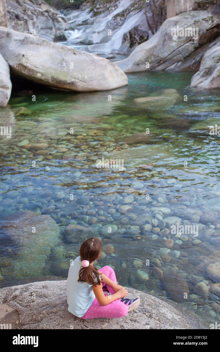 Petite fille assise au bord de la gorge de Los Pilones à la réserve naturelle Garganta de los Infiernos. Endroit exceptionnel pour profiter de la nature Estrémadure Banque D'Images