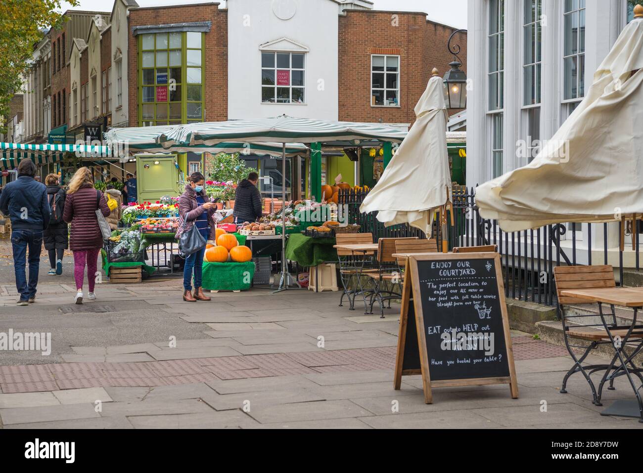 Des stands de fruits et légumes sur Chiswick High Road et des gens dehors et sur le shopping au début de l'automne samedi matin. Banque D'Images