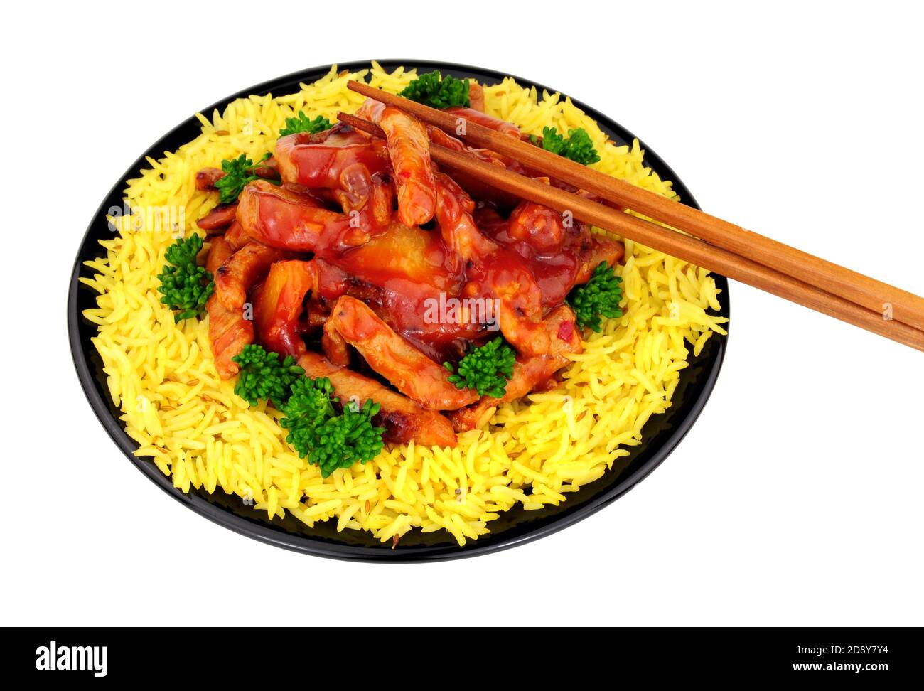 Porc doux et aigre chinois avec du riz sur un noir plaque isolée sur un fond blanc Banque D'Images