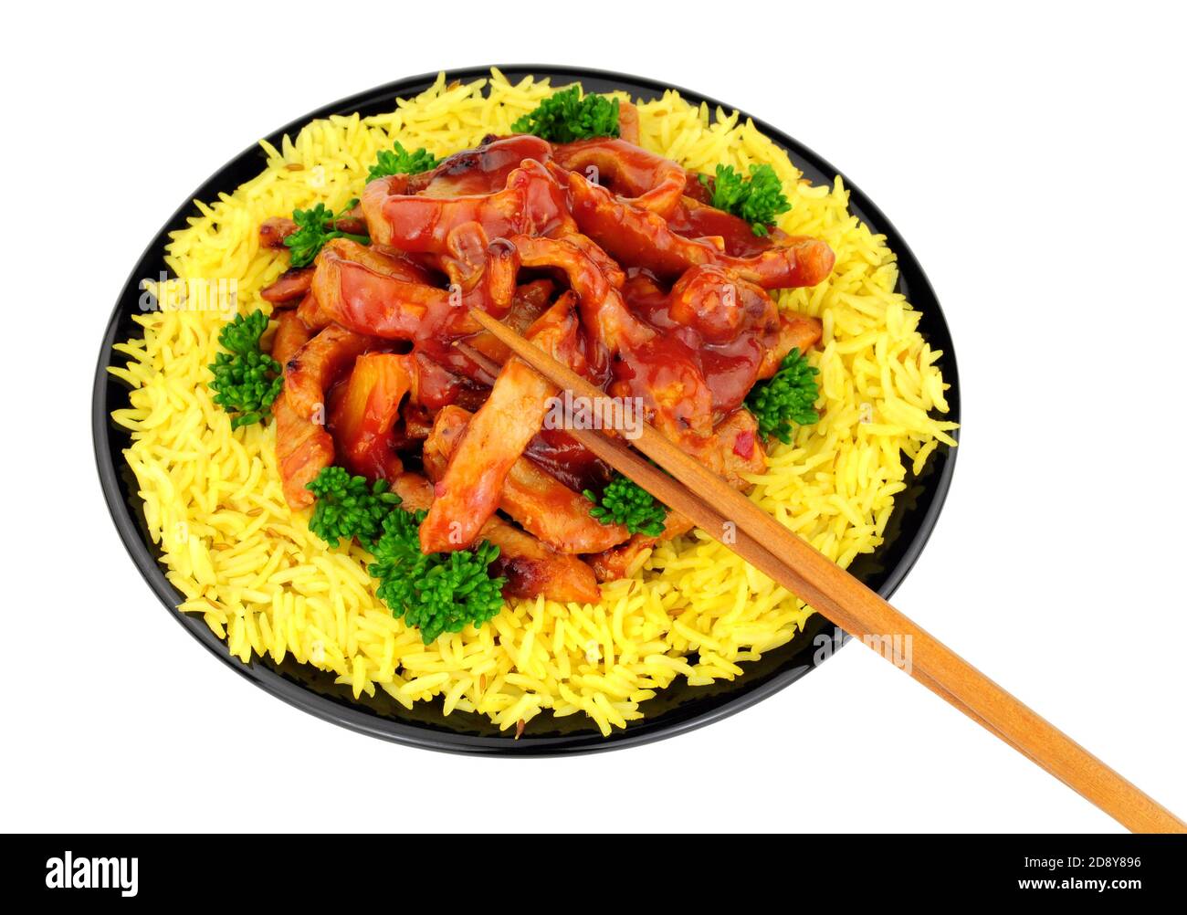 Porc doux et aigre chinois avec du riz sur un noir plaque isolée sur un fond blanc Banque D'Images