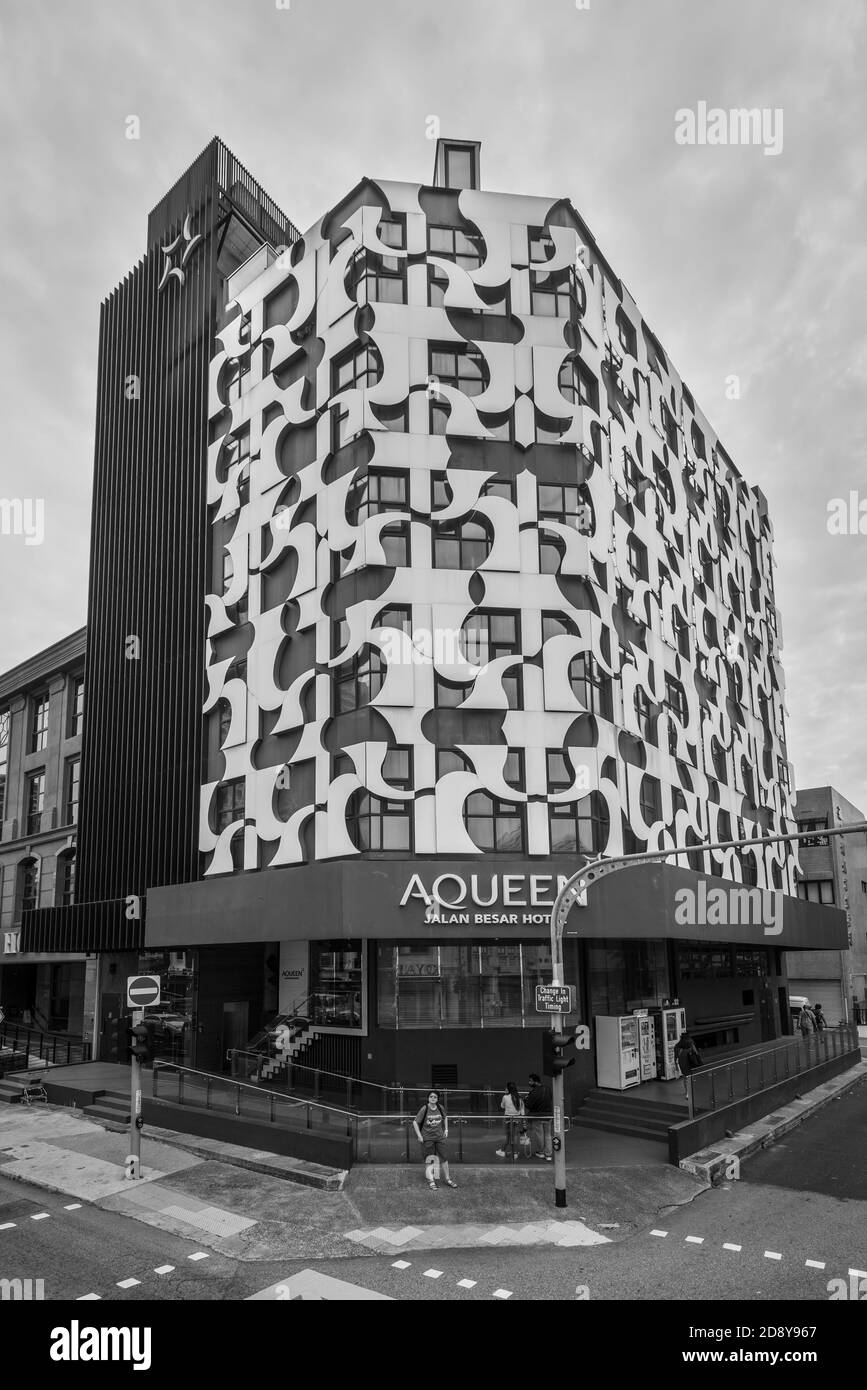 Singapour - 4 décembre 2019 : vue sur l'hôtel Aqueen Jalan Besar près de Little India à Singapour. Photo noir et blanc de style rétro. Banque D'Images