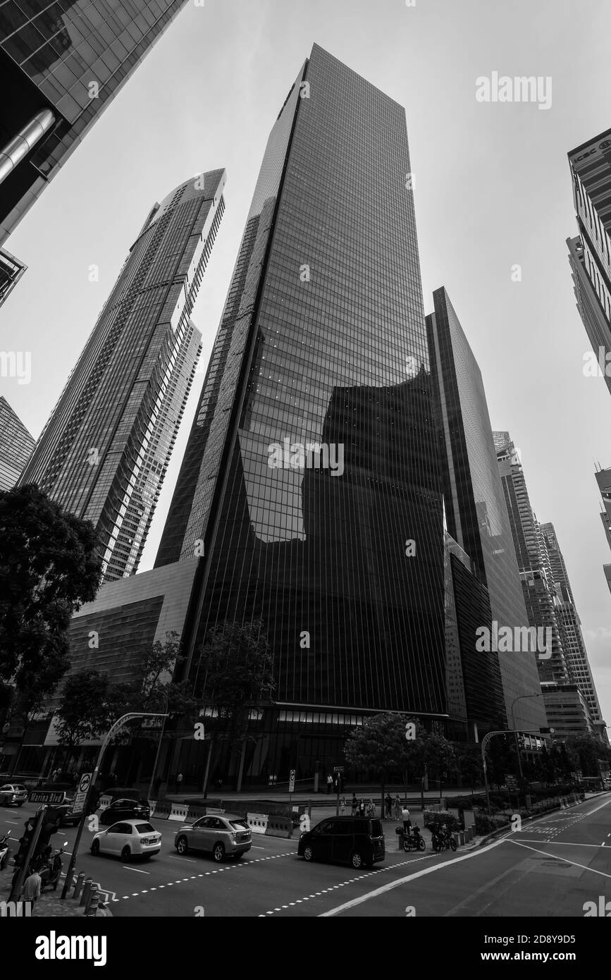 Singapour - 4 décembre 2019 : scène de rue à Singapour avec les immeubles de bureaux gratte-ciel dans le centre financier de Singapour. Noir et blanc Banque D'Images