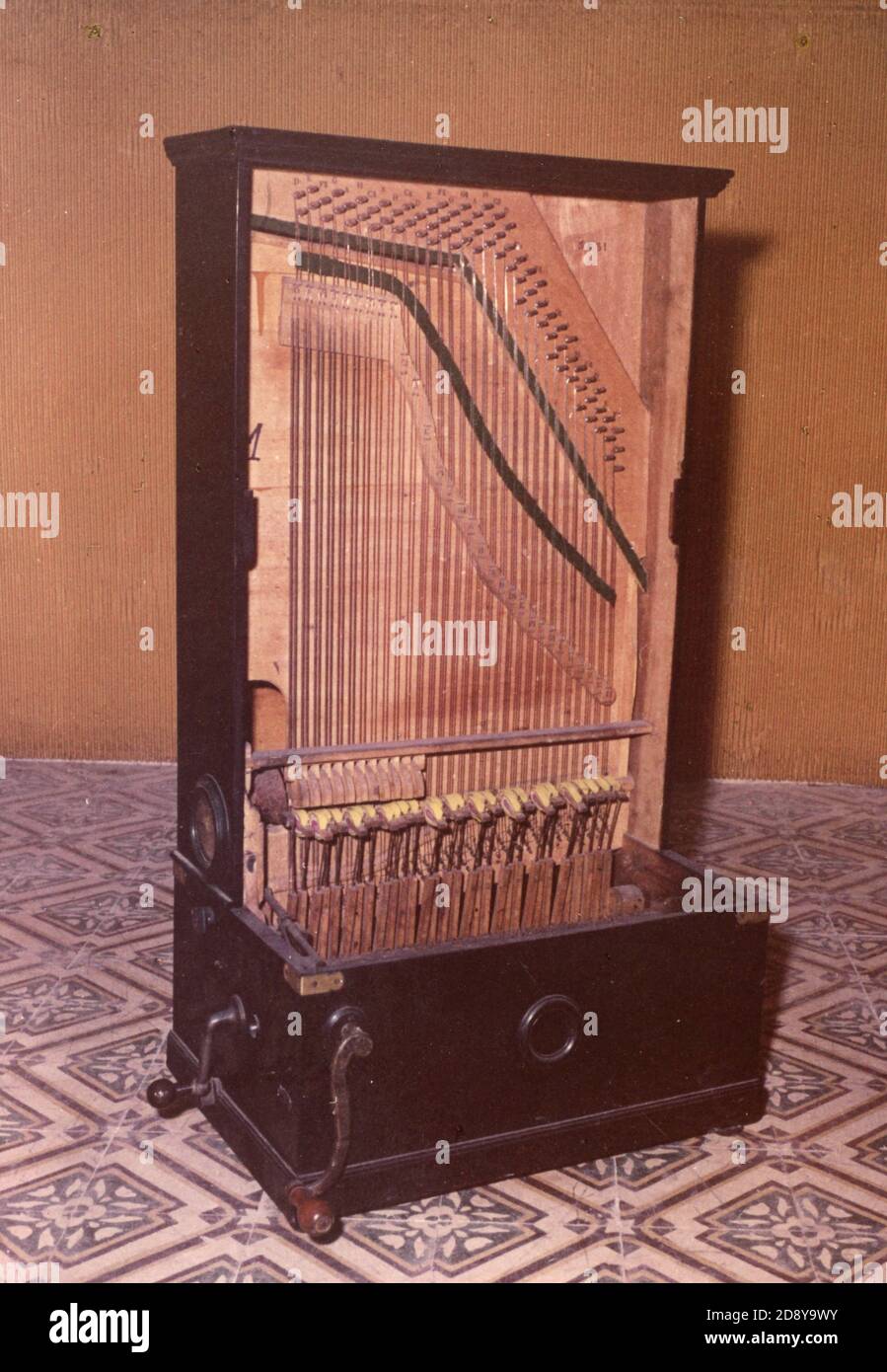 Instrument de musique mécanique Banque de photographies et d'images à haute  résolution - Alamy