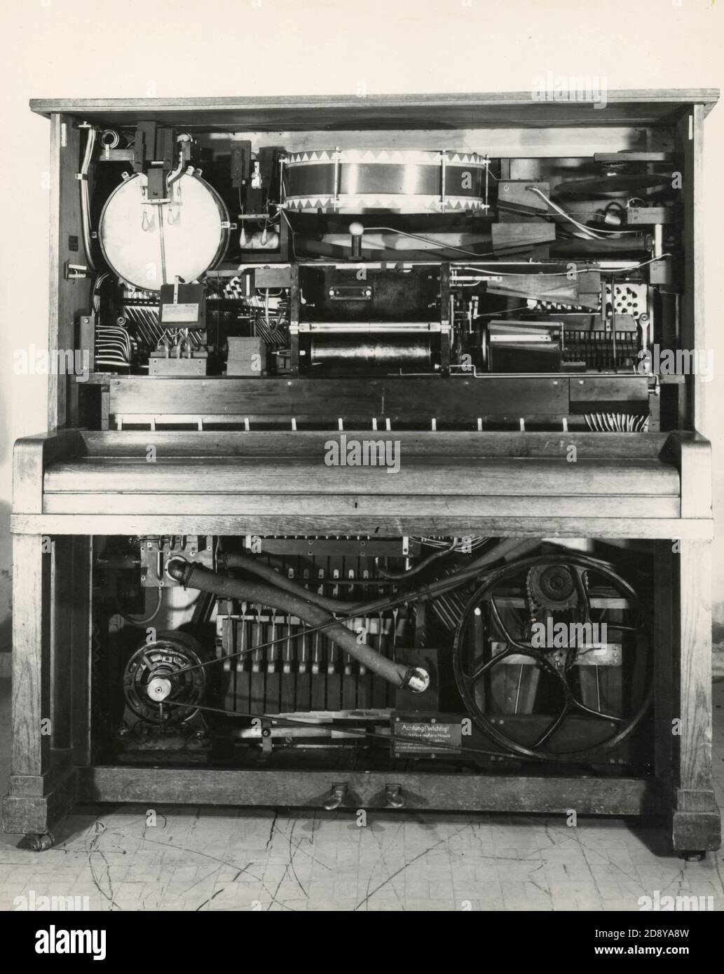 Mécanisme de l'ancienne boîte de musique d'orgue de roseau à jouer soi-même Banque D'Images