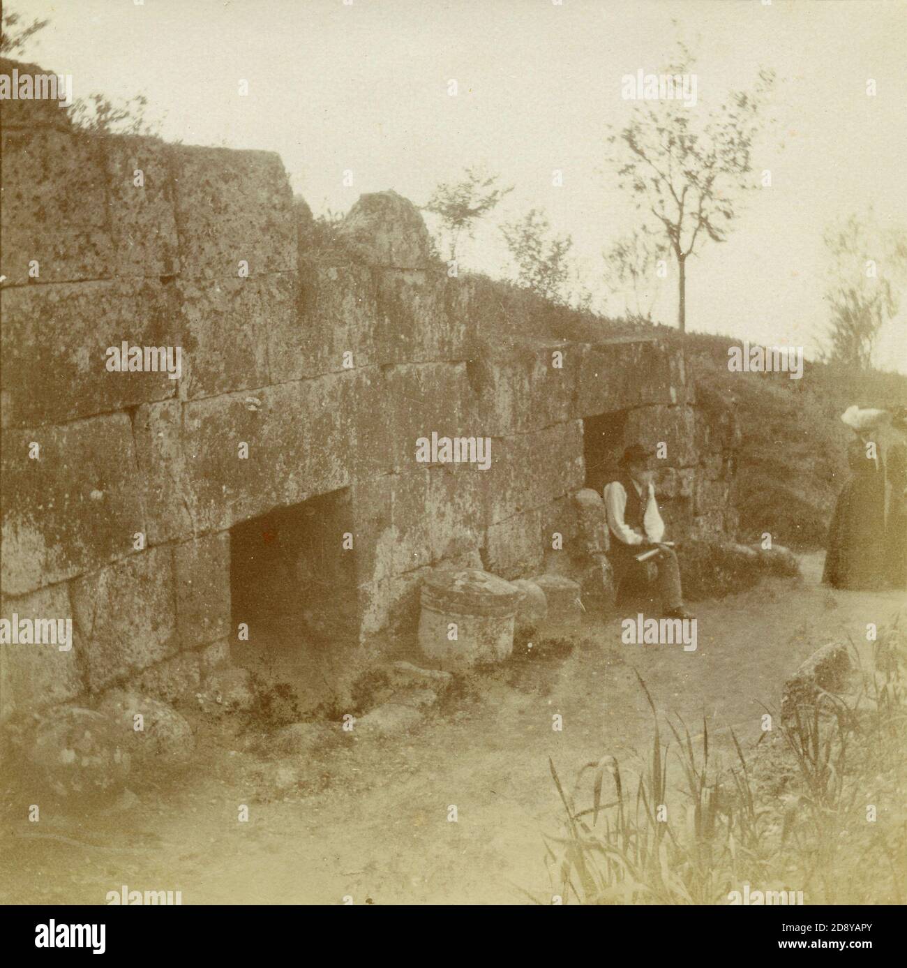 Personnes visitant la nécropole de la forteresse, Arezzo, Italie 1909 Banque D'Images
