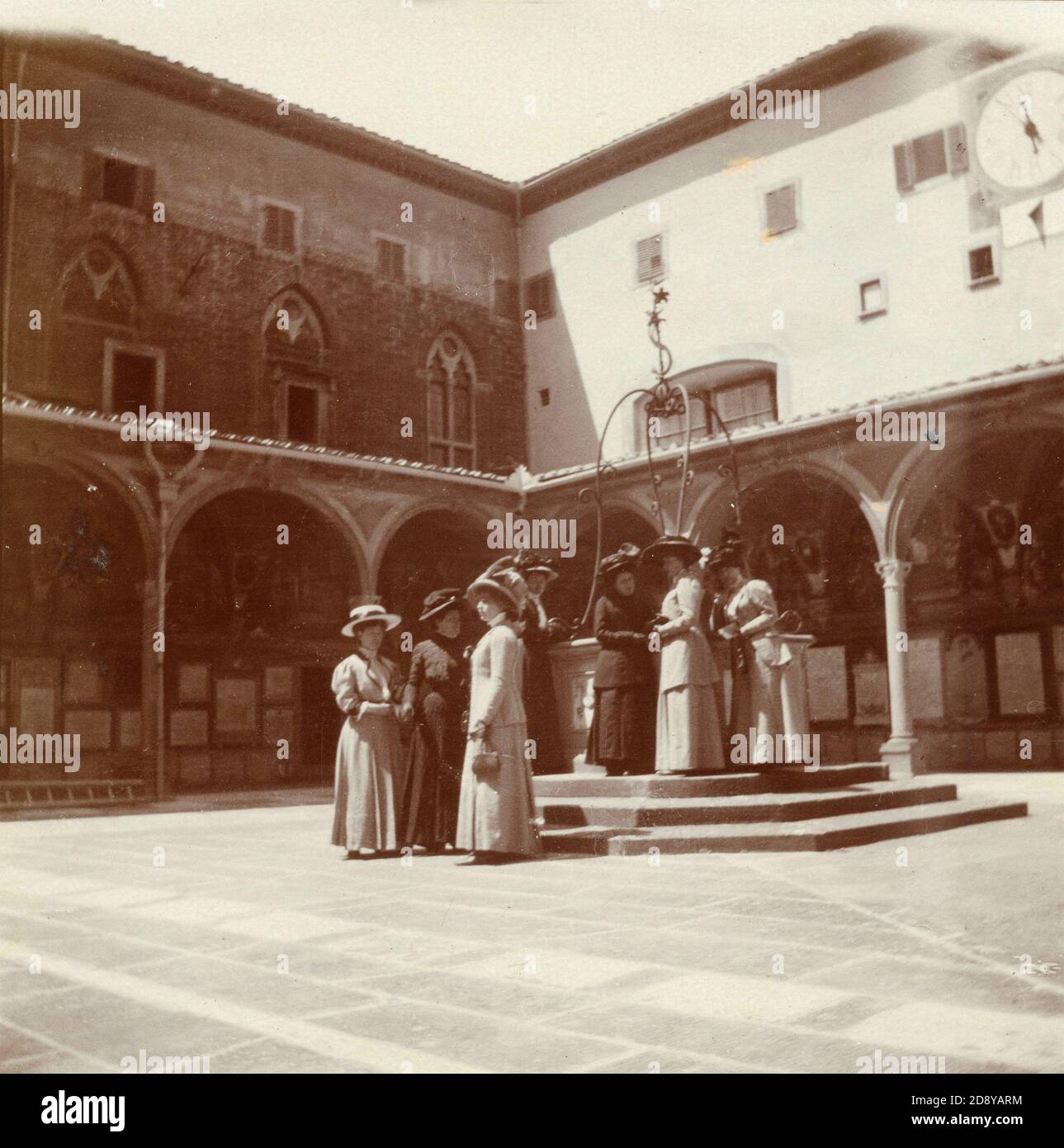 Femmes au cloître de la Sainte Croix, Florence, Italie 1909 Banque D'Images