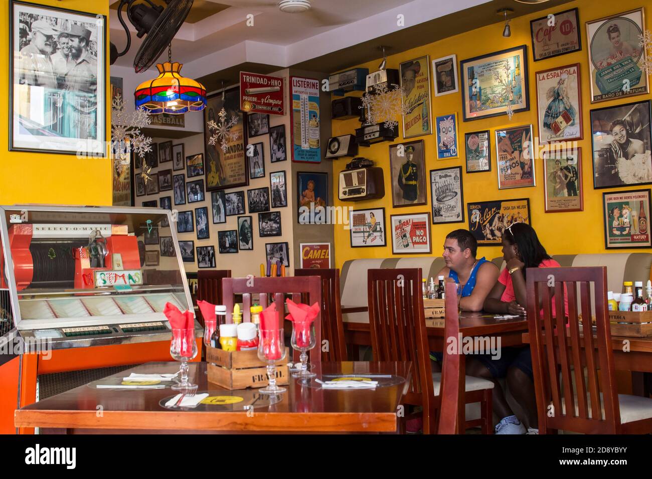 Cuba, la Havane, Habana Vieja - Vieille ville, Plaza Vieja, restaurant la  Vitrola Photo Stock - Alamy