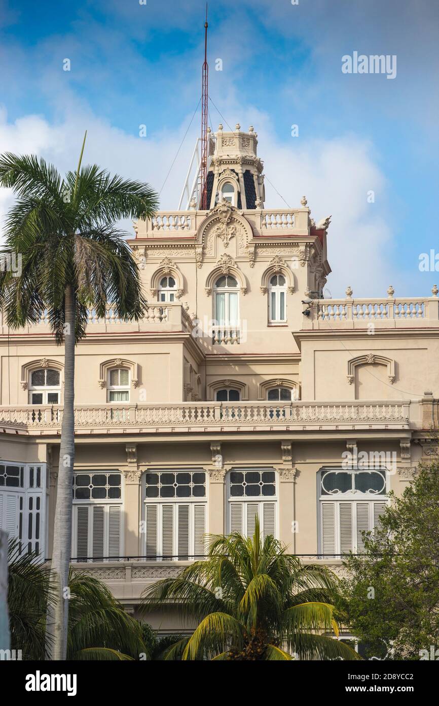 Cuba, la Havane, bâtiments sur la Plaza 13 de Marzo Banque D'Images