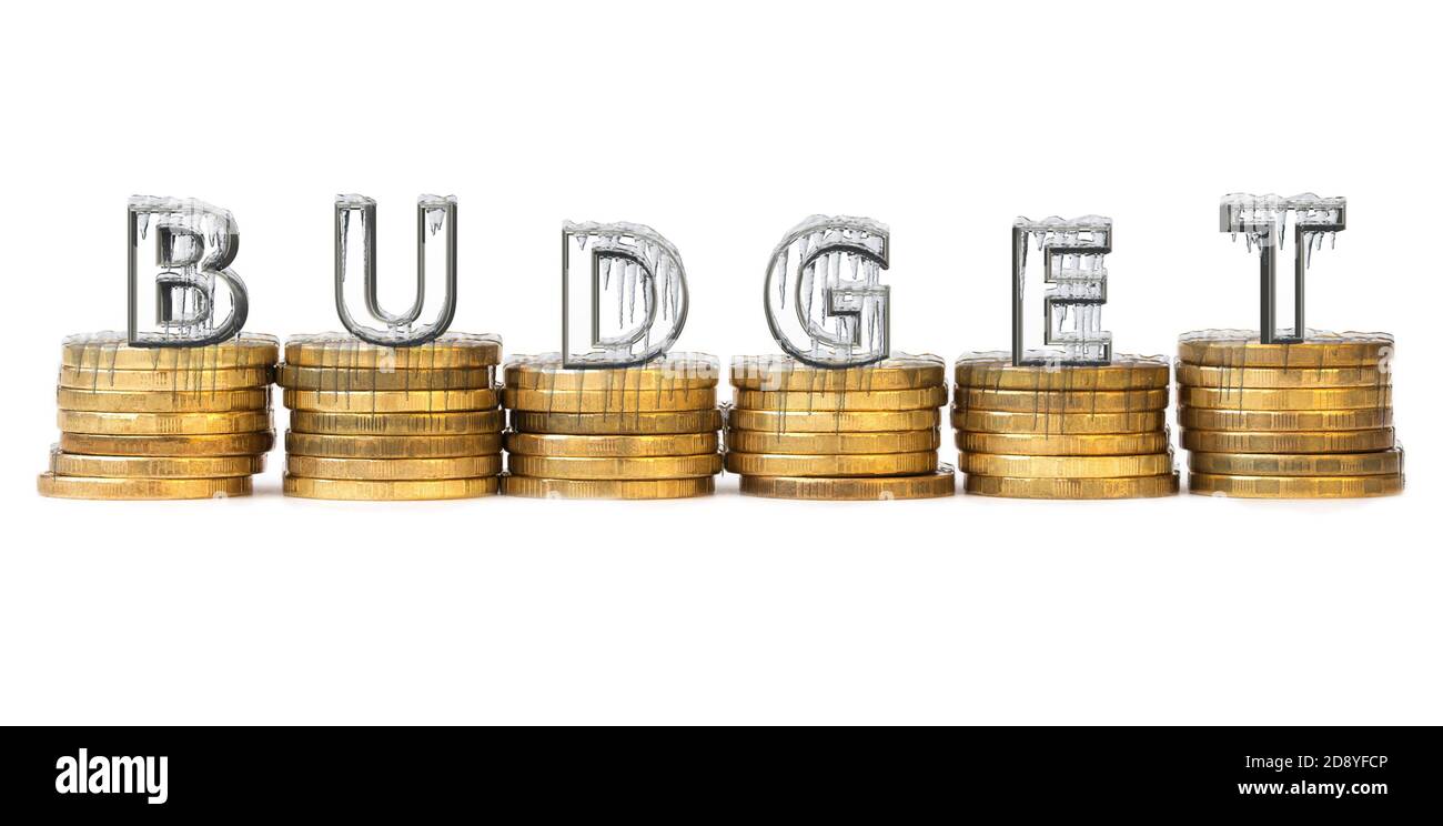 Le mot « Budget » est composé de lettres transparentes recouvertes de glace et de glaçons sur des pièces d'or. Banque D'Images