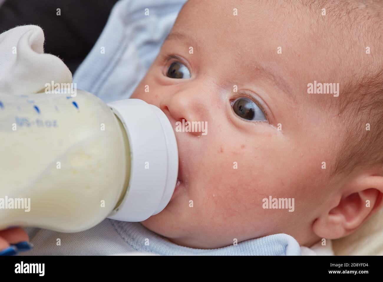 Gros Plan De Bebe De 2 Mois Il Y A De La Nourriture Pour Bebe Du Lait Provenant D Un Biberon Petite Profondeur De La Zone De Mise Au Point Mise Au