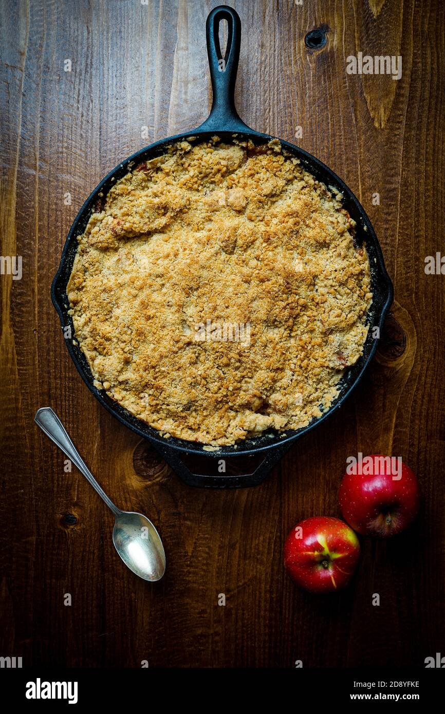Croustillant aux pommes dans une poêle en fonte Banque D'Images