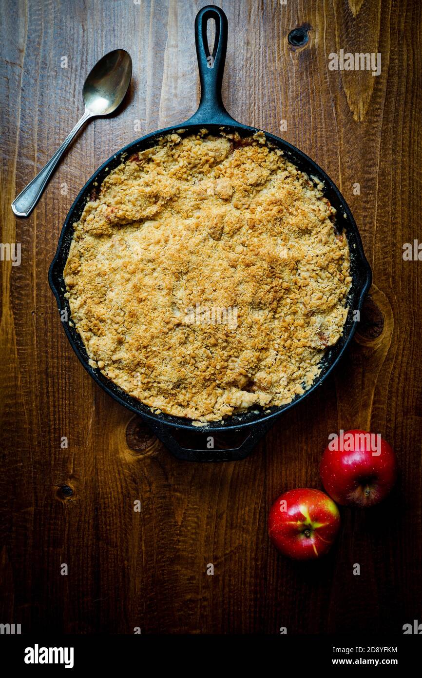 Croustillant aux pommes dans une poêle en fonte Banque D'Images