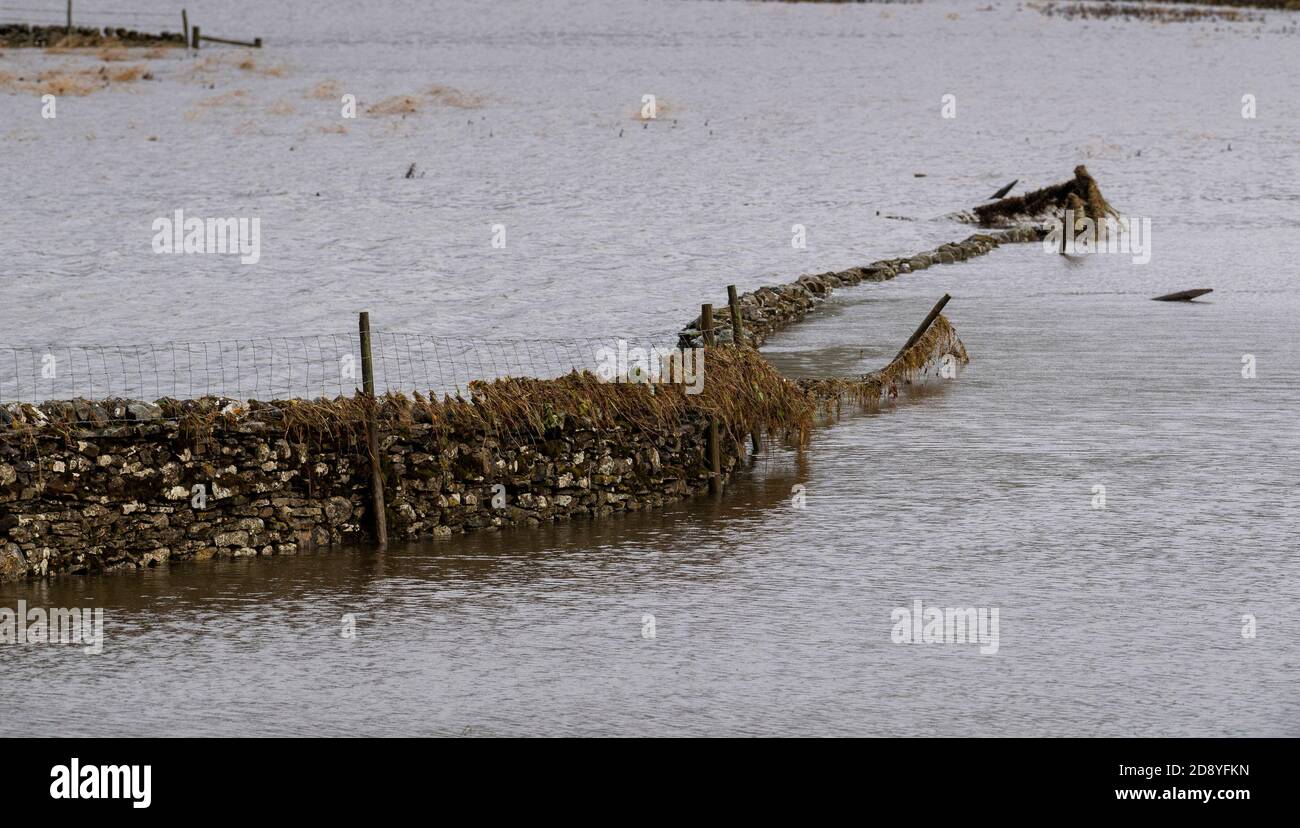 Wensleydale, North Yorkshire, Royaume-Uni. 2 novembre 2020. La tempête Aiden a traversé Wensleydale pendant la nuit, causant des dégâts et des inondations. À une époque, la ville marchande de Hawes a été coupée en raison de l'augmentation des eaux d'inondation après que la rivière Ure a éclaté ses rives. Crédit : Wayne HUTCHINSON/Alamy Live News Banque D'Images