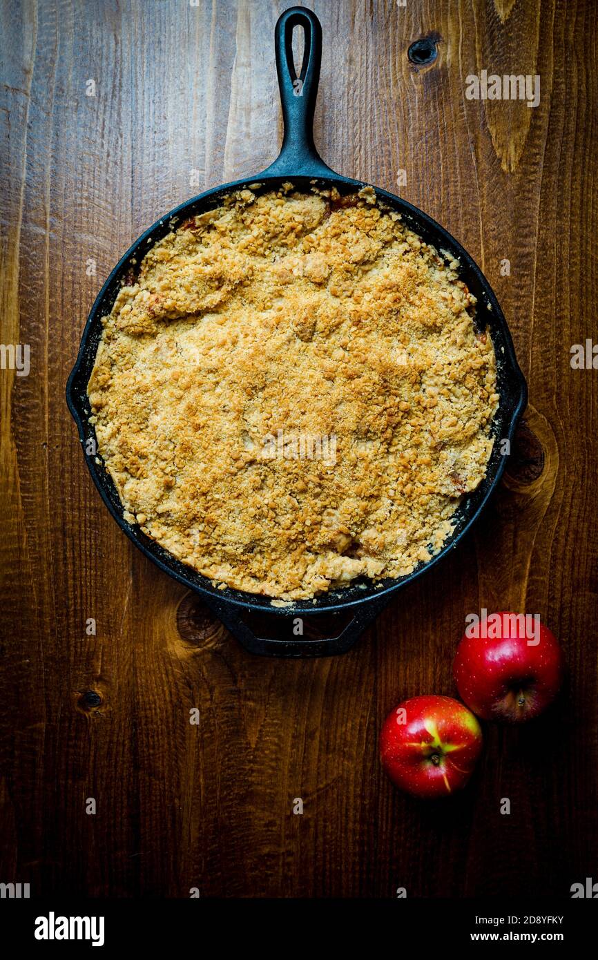 Croustillant aux pommes dans une poêle en fonte Banque D'Images