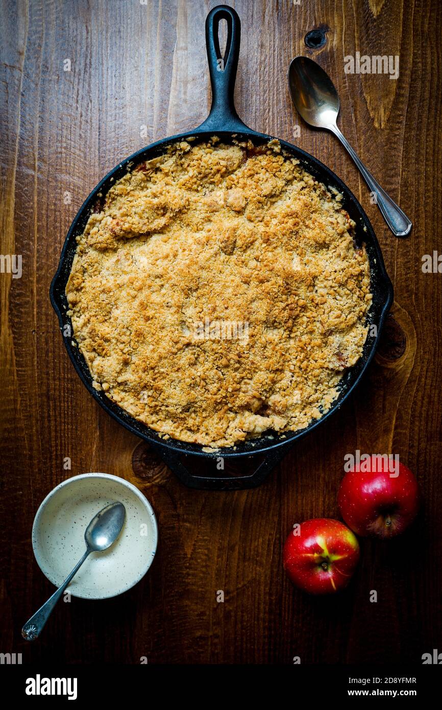 Croustillant aux pommes dans une poêle en fonte Banque D'Images