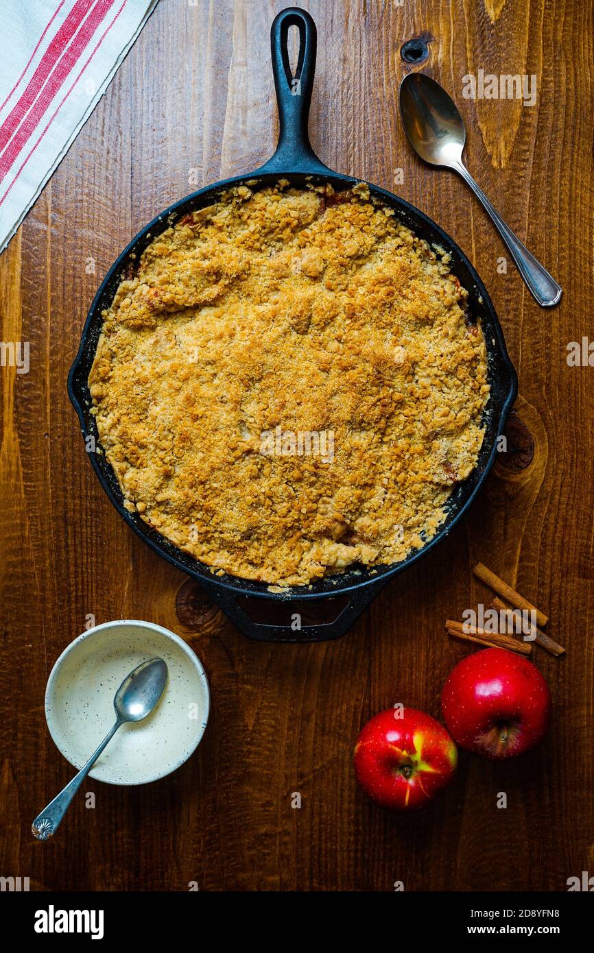 Croustillant aux pommes dans une poêle en fonte Banque D'Images