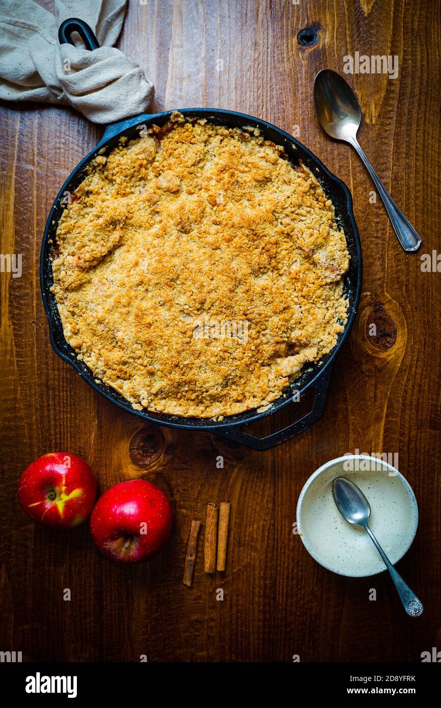 Croustillant aux pommes dans une poêle en fonte Banque D'Images