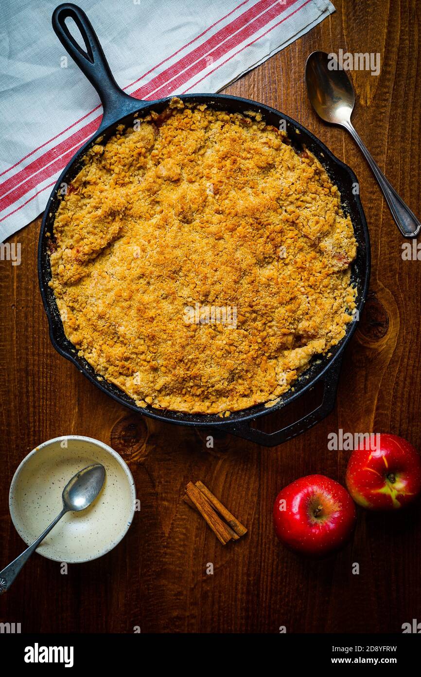 Croustillant aux pommes dans une poêle en fonte Banque D'Images