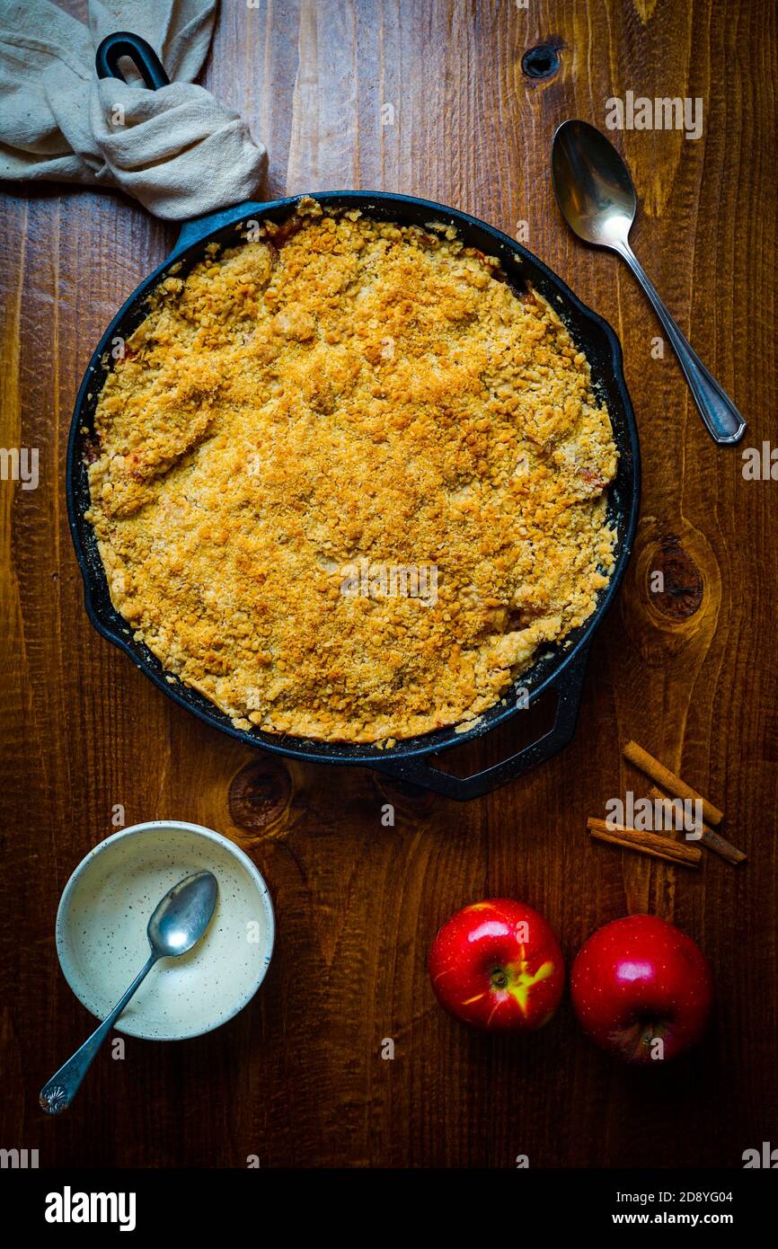 Croustillant aux pommes dans une poêle en fonte Banque D'Images