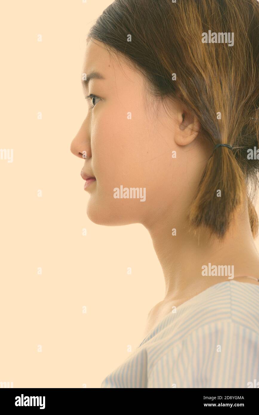 Vue de profil de face de belle jeune femme asiatique Banque D'Images