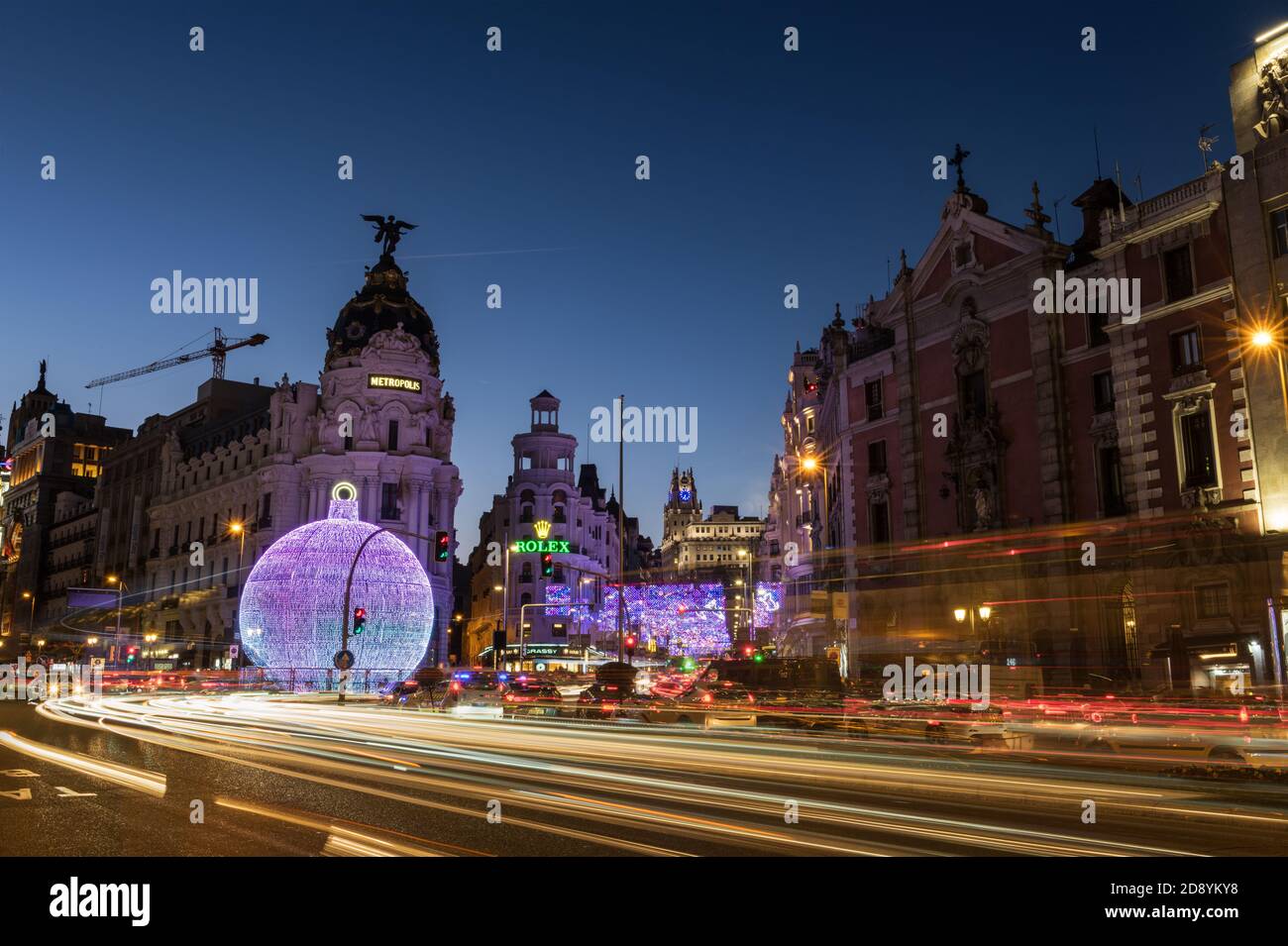 MADRID, ESPAGNE - 4 JANVIER 2020 : vue nocturne des rues de Madrid Alcala et Gran via illuminées par la circulation et les décorations de Noël. Banque D'Images