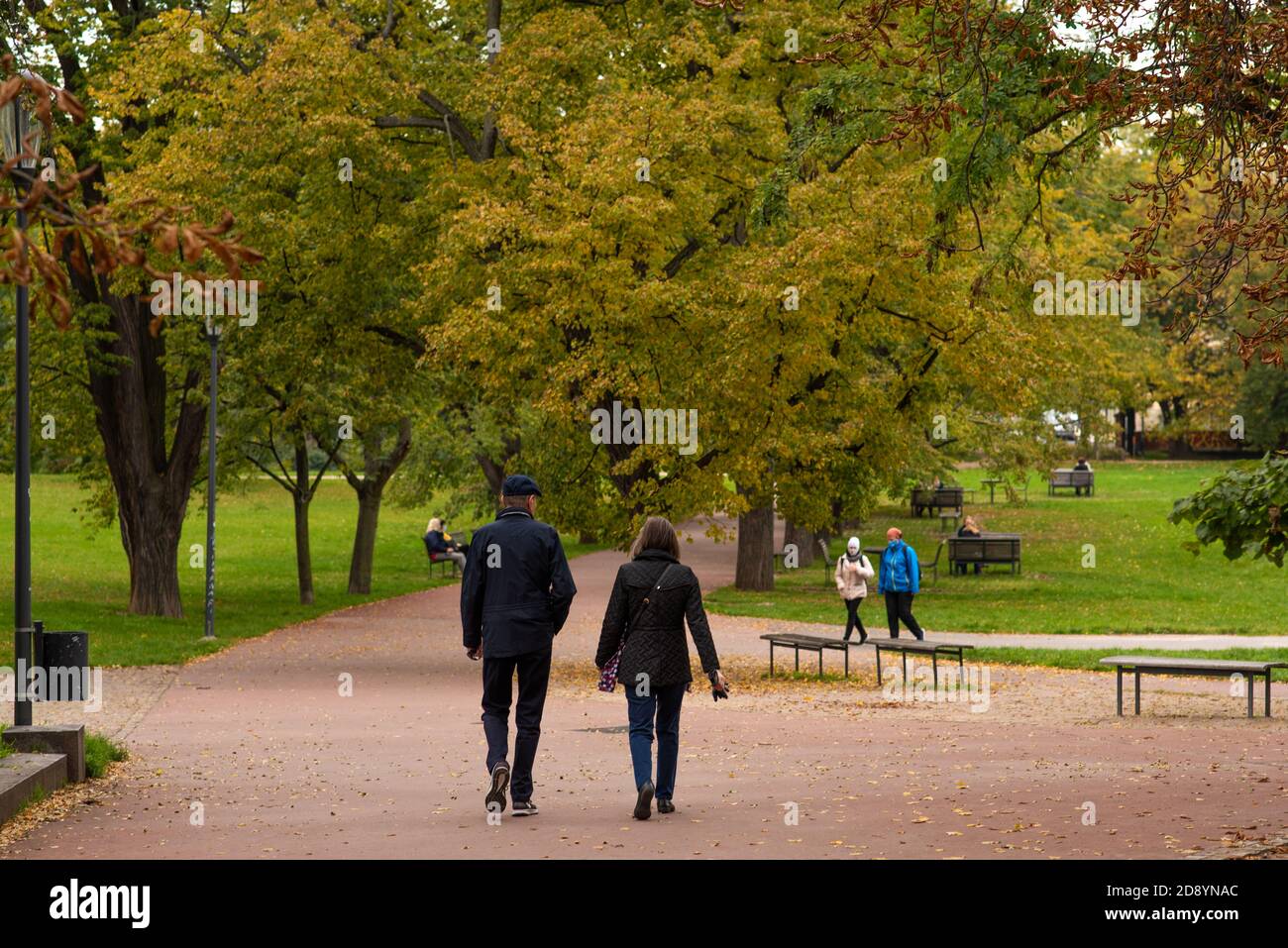 Homme et femme marchent et parlent sur le parc Letna à l'automne 2020 sur Prague 6, pendant la période de quarantaine en raison de l'épidémie de COVID-19 comme l'hiver est étoile Banque D'Images