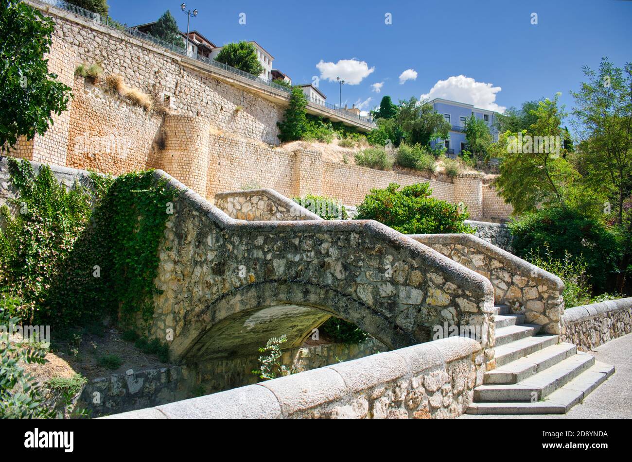 Pont en pierre sur la rivière Huecar. En arrière-plan les vieux murs de la ville de Cuenca. Construit à l'époque musulmane entre le 10ème et le 11ème cen Banque D'Images