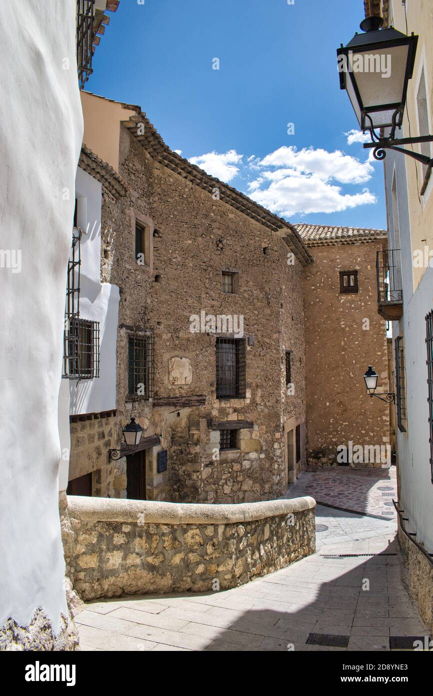 Une rue piétonne étroite dans le centre historique de la ville de Cuenca, Espagne Banque D'Images
