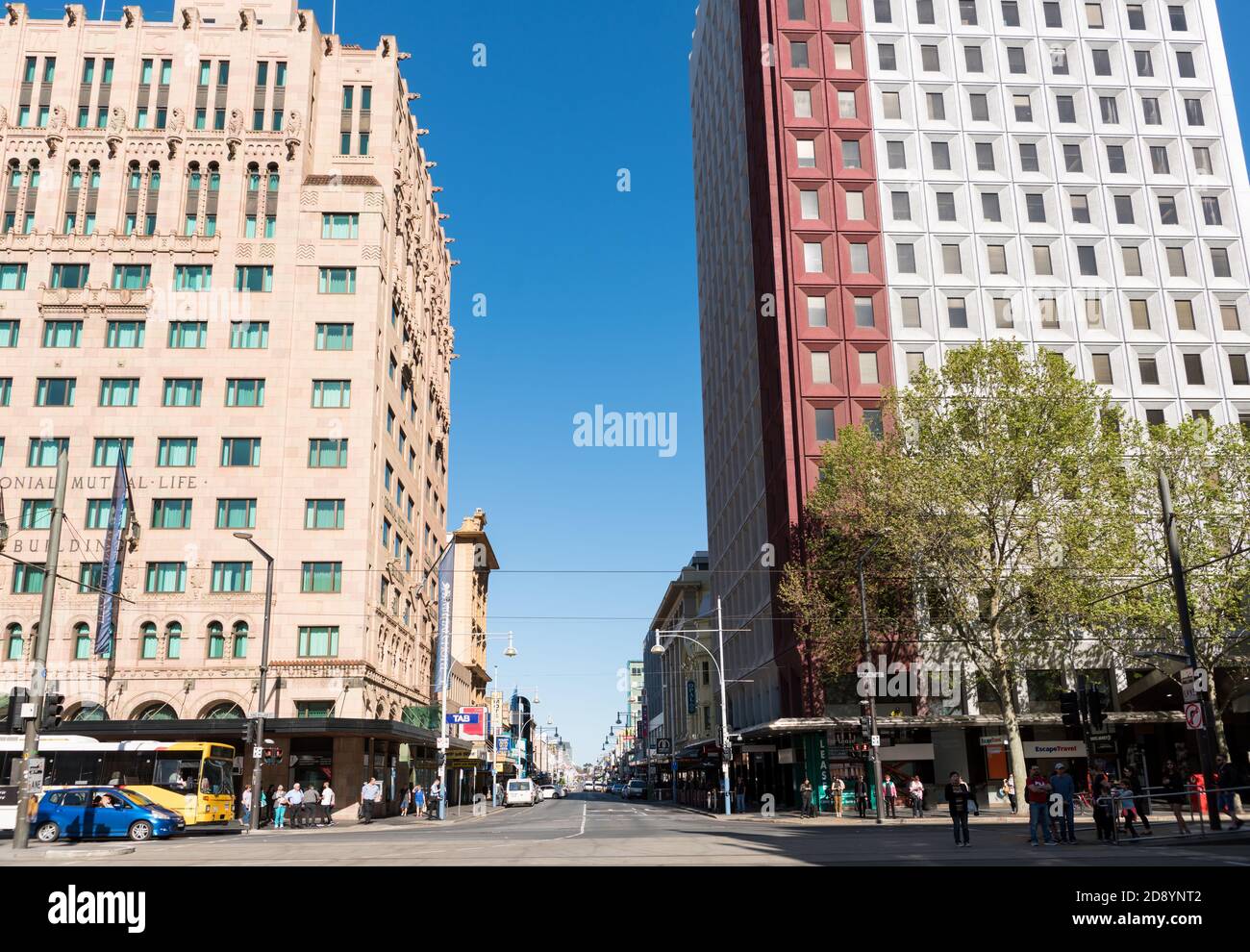 Shopping et trafic à l'angle de King William Street et Hindley Street, en face du Rundle Mall, Adélaïde, Australie méridionale Banque D'Images