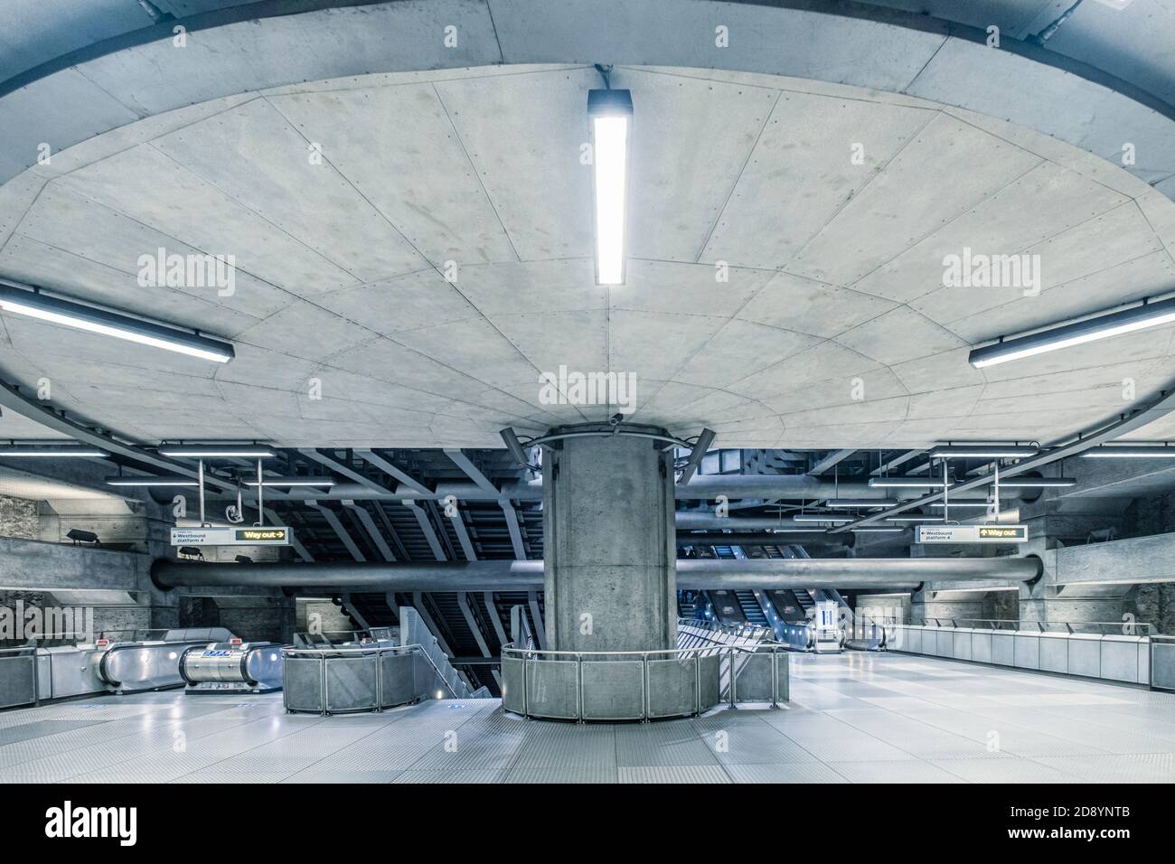 Vue intérieure de la station de métro/métro/métro Westminster sur les lignes Jubilee et Circle, par Hopkins Architects, achevé en 1999, Londres Royaume-Uni Banque D'Images