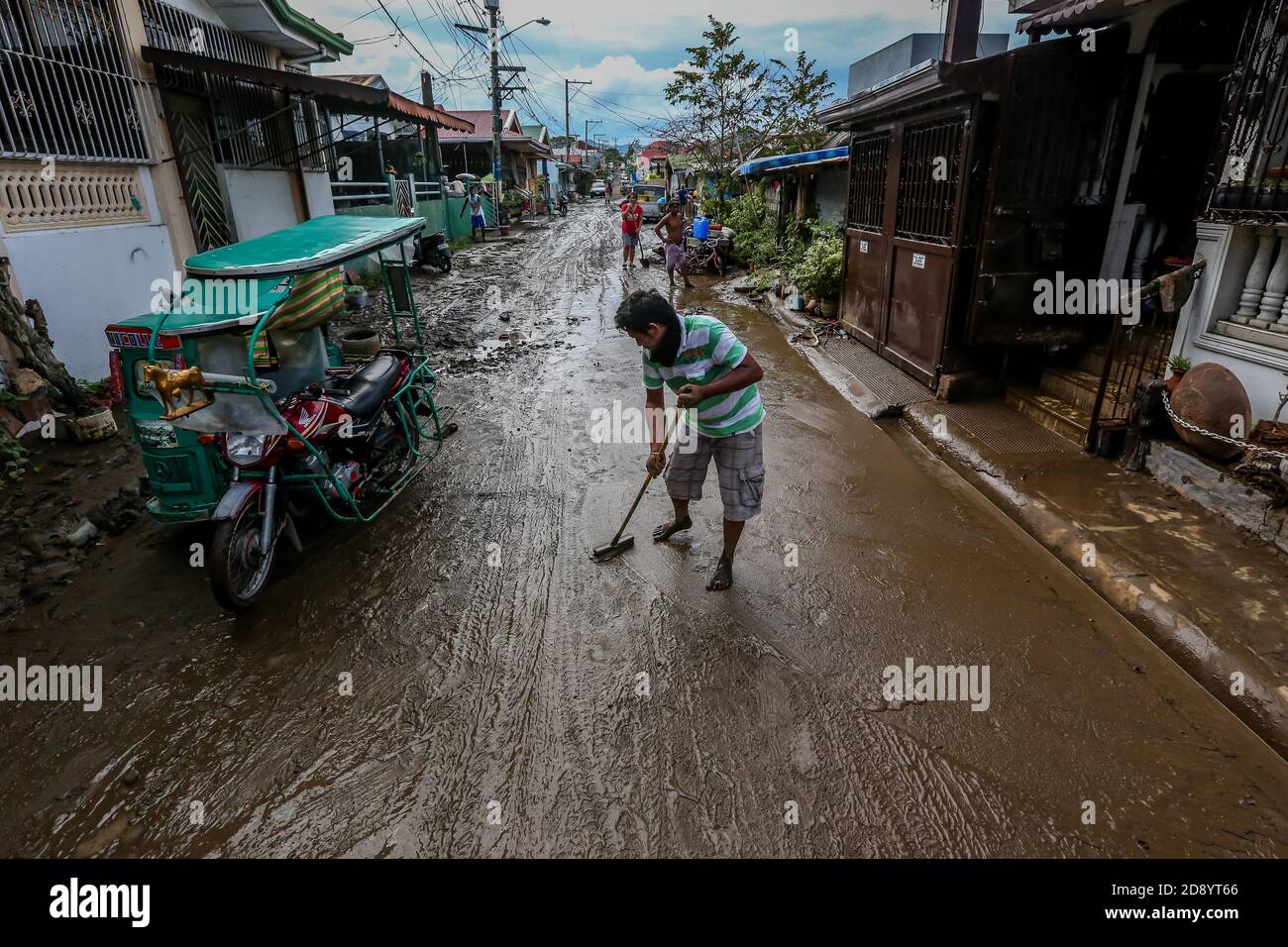 Province de Batangas, Philippines. 2 novembre 2020. Un homme nettoie une route couverte de boue et de débris après une inondation déclenchée par de fortes pluies du typhon Goni dans la province de Batangas, aux Philippines, le 2 novembre 2020. Le nombre de décès dus au typhon Goni, qui a balayé le sud de l'île principale des Philippines, Luzon, est passé à 16, a déclaré lundi l'organisme de gestion des catastrophes du pays. Crédit: Rouelle Umali/Xinhua/Alamy Live News Banque D'Images