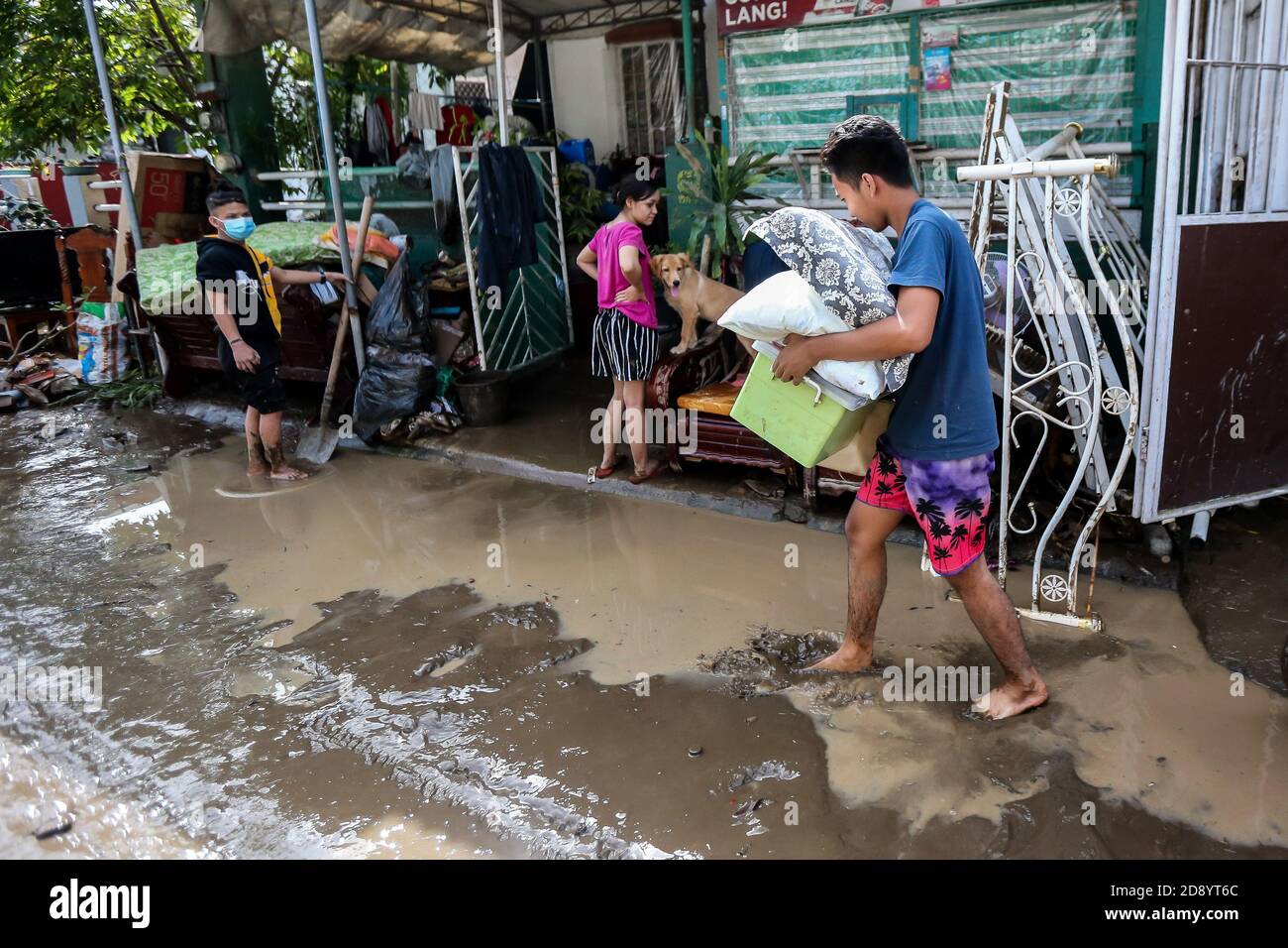 Province de Batangas, Philippines. 2 novembre 2020. Un homme sauve ses biens après une inondation déclenchée par de fortes pluies du typhon Goni dans la province de Batangas, aux Philippines, le 2 novembre 2020. Le nombre de décès dus au typhon Goni, qui a balayé le sud de l'île principale des Philippines, Luzon, est passé à 16, a déclaré lundi l'organisme de gestion des catastrophes du pays. Crédit: Rouelle Umali/Xinhua/Alamy Live News Banque D'Images
