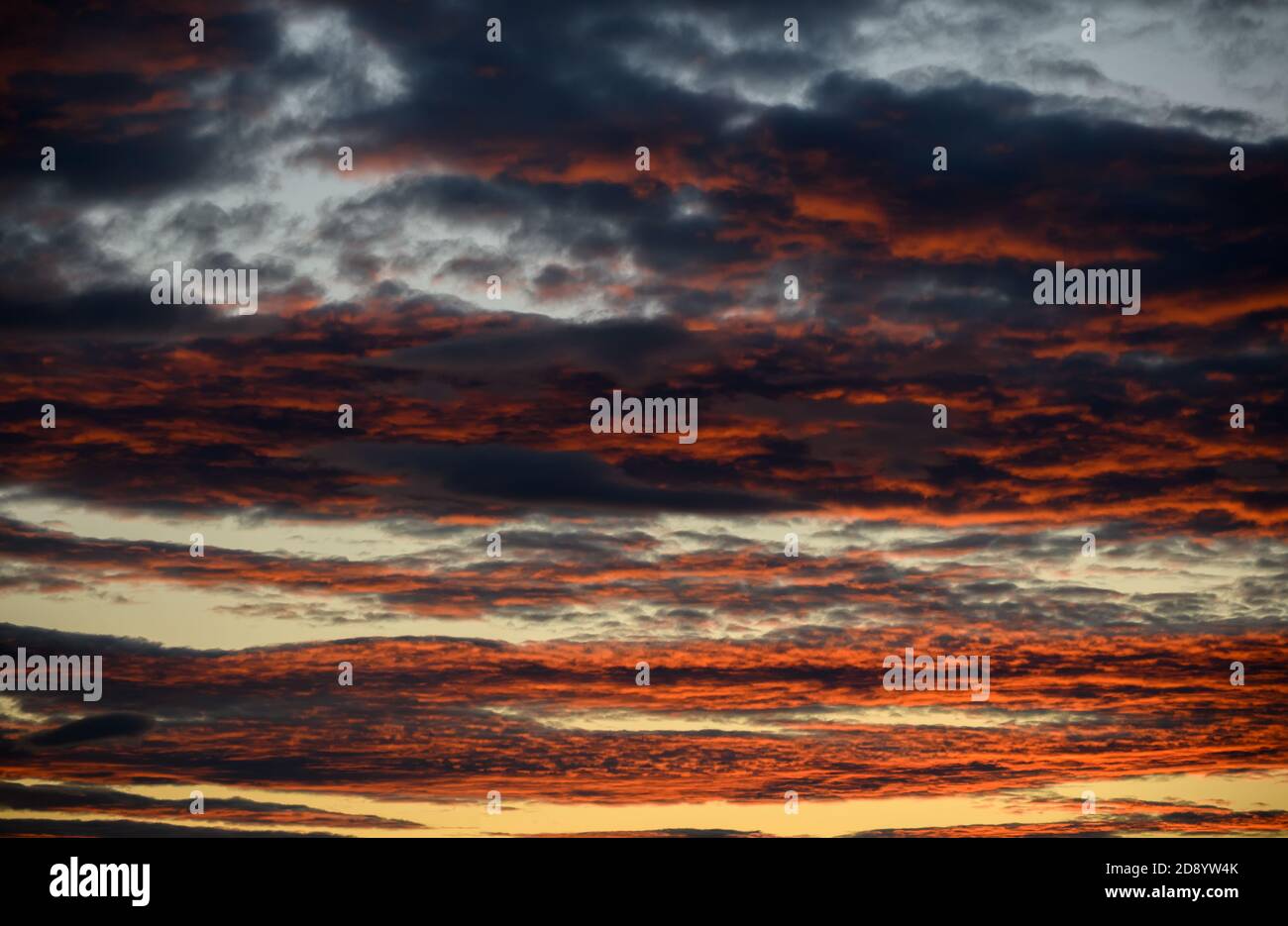 Beau et chaud soleil de couleur ciel. Banque D'Images