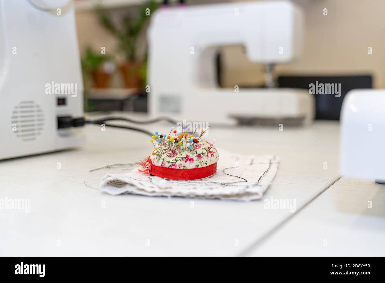 oreiller avec aiguilles sur une table de tailleurs Banque D'Images