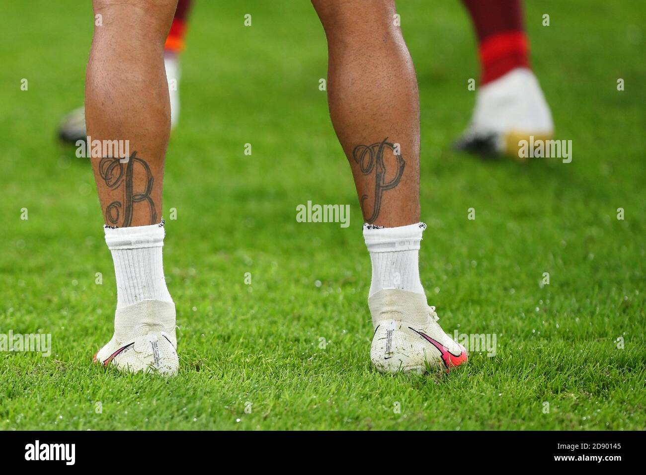 Bruno Peres de Roma montre son tatouage pendant l'échauffement Avant le championnat italien Serie UN match de football entre AS Roma et ACF Fiorentina le novembre C. Banque D'Images