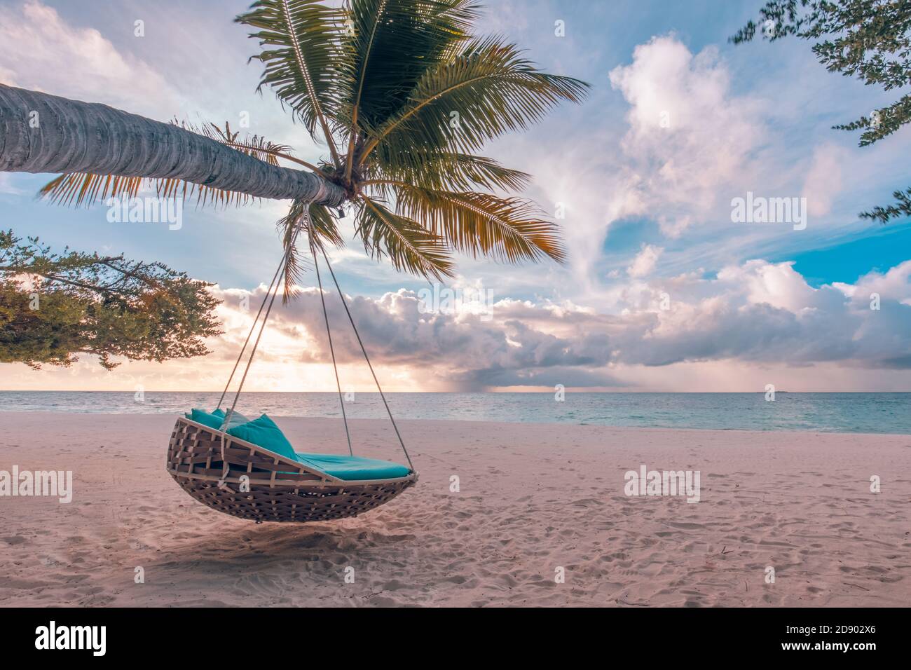 Paysage tropical d'été avec hamac de plage, sable blanc, mer calme plage bannière. Paradise Island Beach vacances ou destination de vacances d'été Banque D'Images