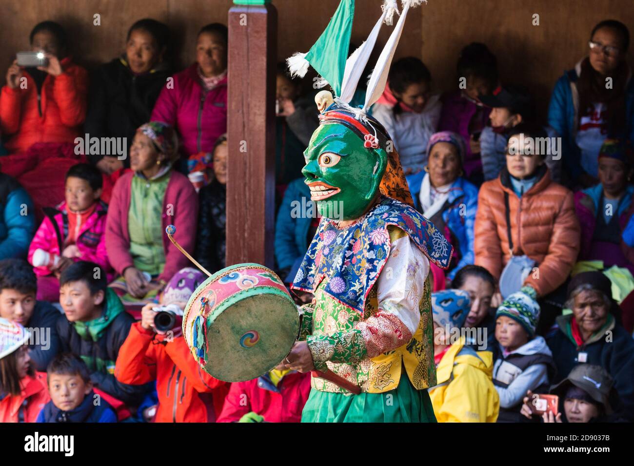 Femme Ghing Ghing-Pa avec batterie d'effectuer la danse masquée à Mani Rimdu festival, monastère Tengboche, Népal Banque D'Images