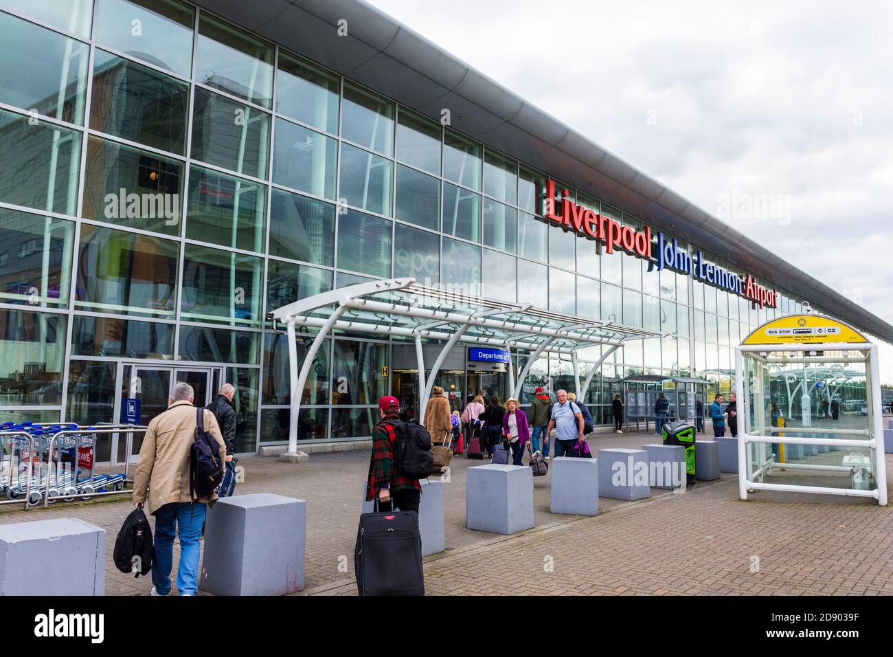 Aéroport John Lennon de Liverpool. Vue extérieure de la façade de l'aéroport international Banque D'Images