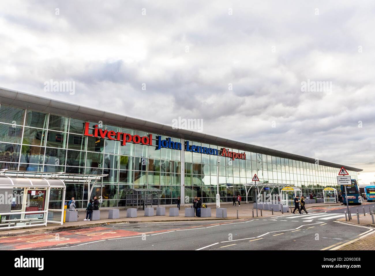 Aéroport John Lennon de Liverpool. Vue extérieure de la façade de l'aéroport international. Banque D'Images