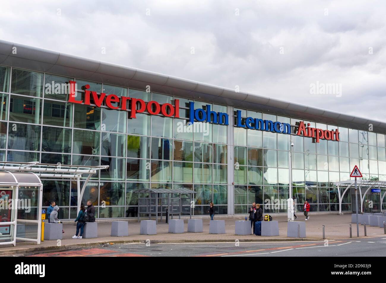 Aéroport John Lennon de Liverpool. Vue extérieure de la façade de l'aéroport international. Banque D'Images