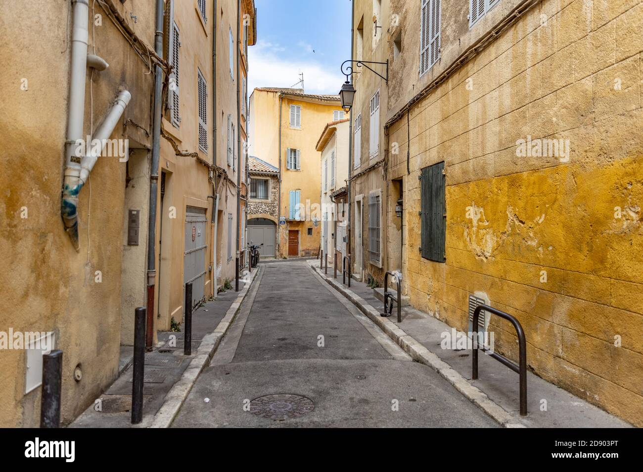 Vue à travers le petit village français de voie. Rue médiévale en France Banque D'Images
