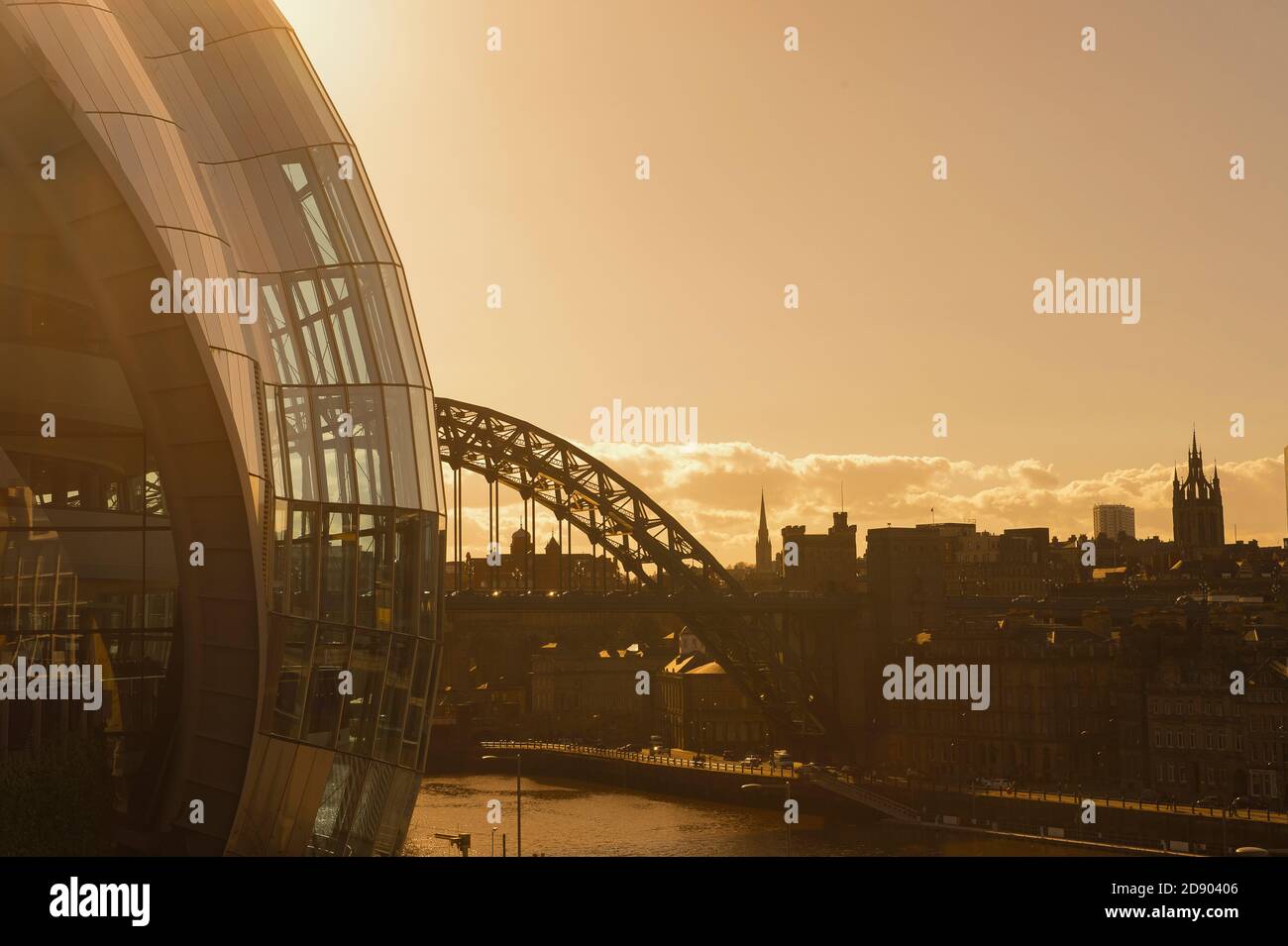 Vue sur le Sage Gateshead, la salle de concert et le pont Tyne traversant Gateshead à Newcastle upon Tyne, dans le nord-est de l'Angleterre. Banque D'Images