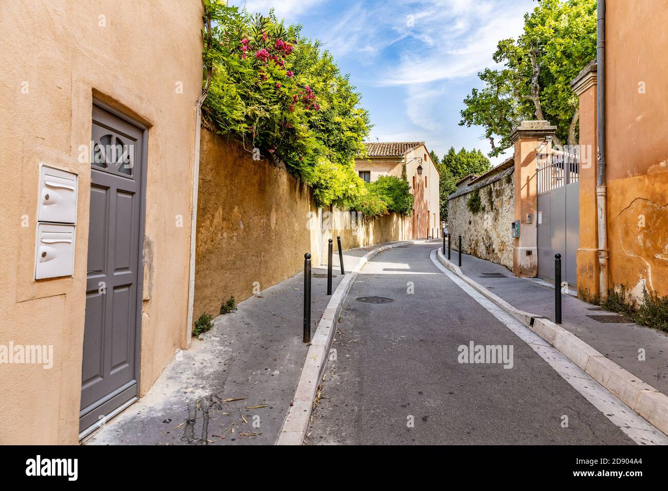 Vue à travers le petit village français de voie. Rue médiévale en France Banque D'Images