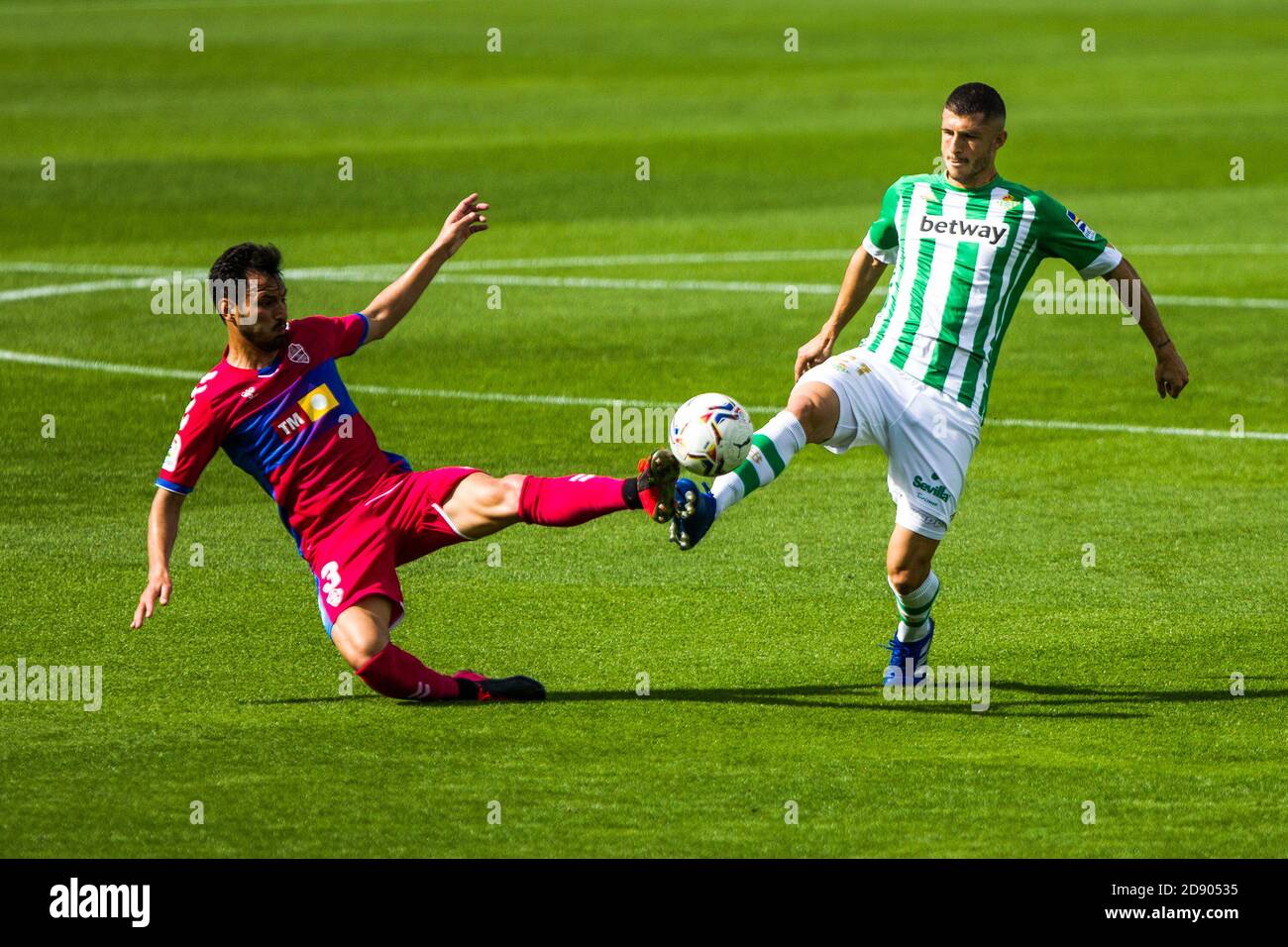 Juan Sanchez Mino d'Elche et Guido Rodriguez de réel Betis pendant le championnat d'Espagne la Liga football match entre Real Betis Balompie et C. Banque D'Images