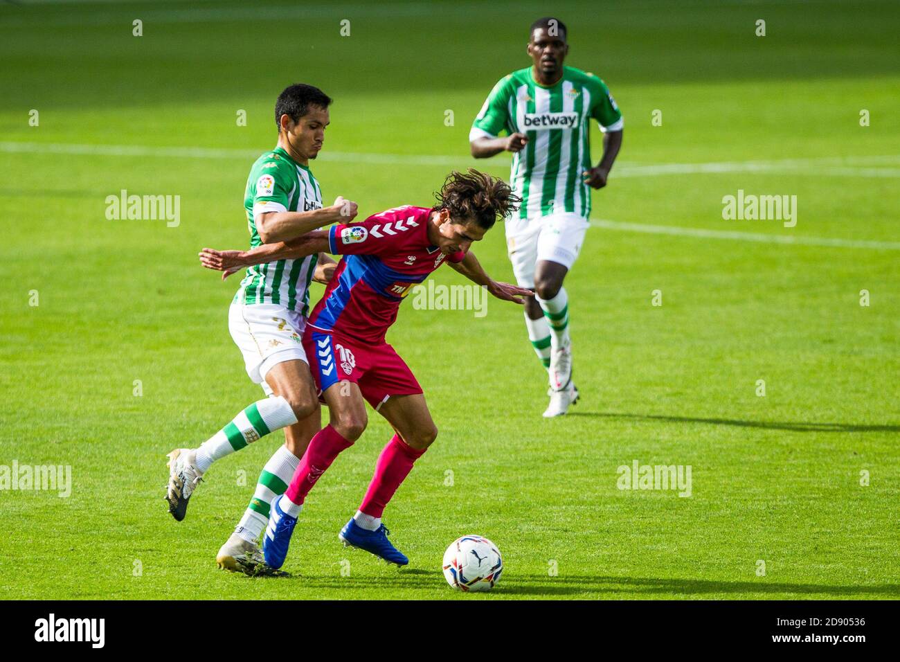 Pere Milla d'Elche et Aissa Mandi de Real Betis Pendant le championnat d'Espagne la Liga football match entre réel Betis Balompie et Elche CF sur C Banque D'Images