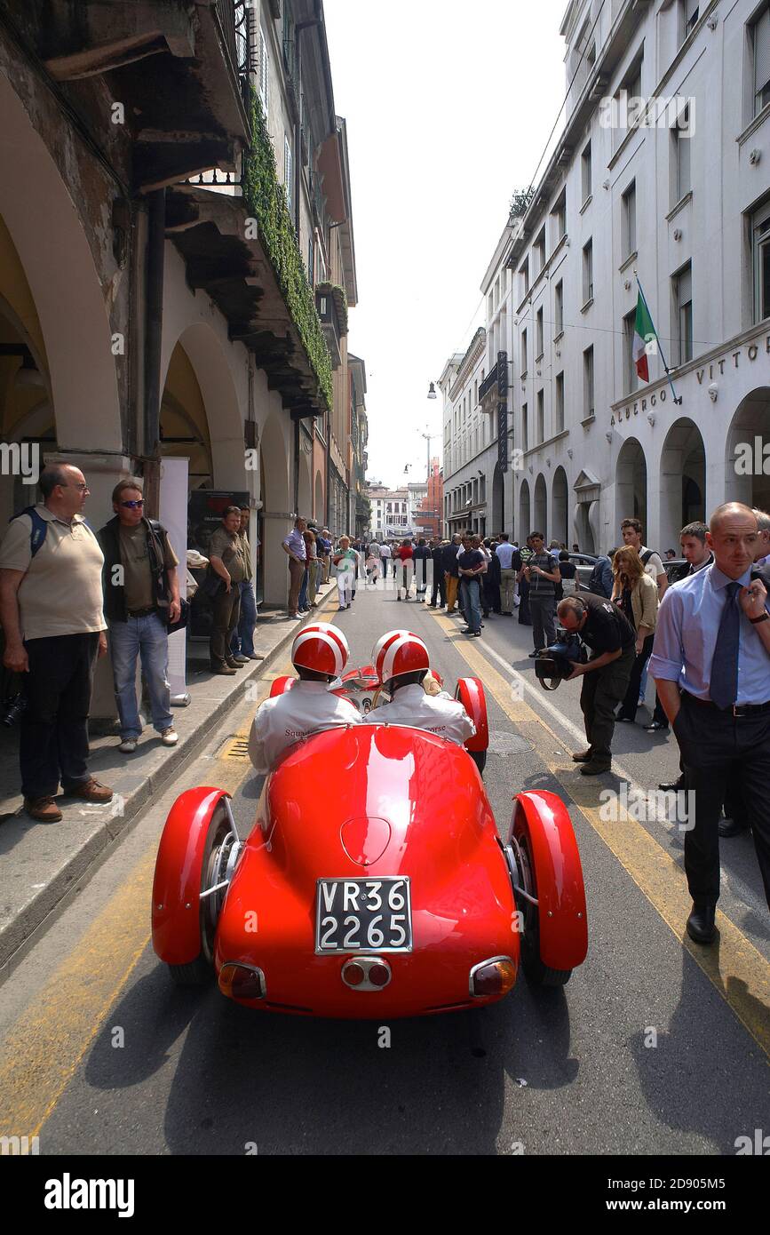 BRESCIA, ITALIE - une Alfa Romeo à la Mille Miglia de puncing,la célèbre course de voitures historiques Banque D'Images