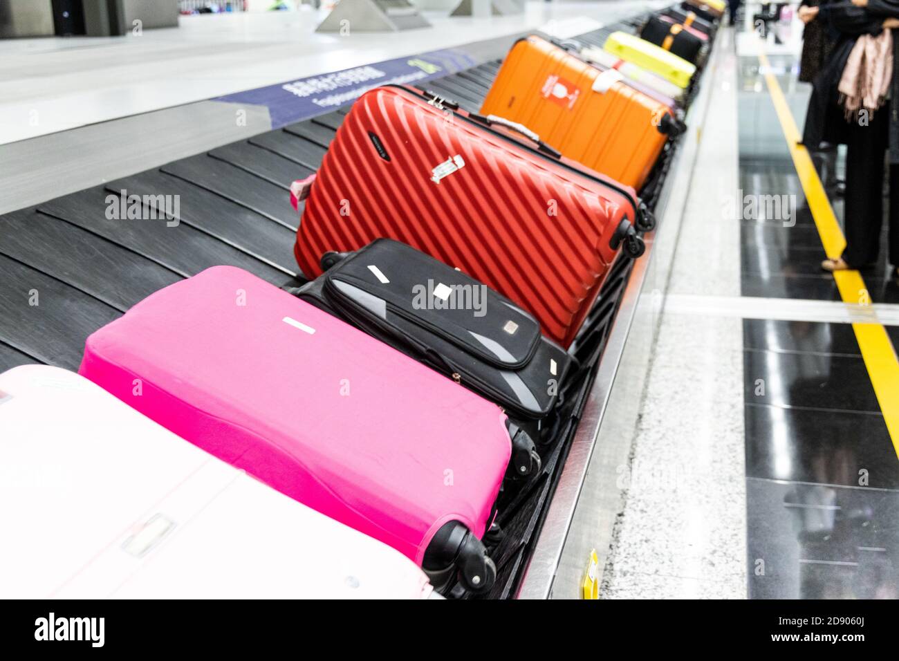 Bagages bagages sur le tapis du carrousel du convoyeur à l'arrivée à l' aéroport Photo Stock - Alamy