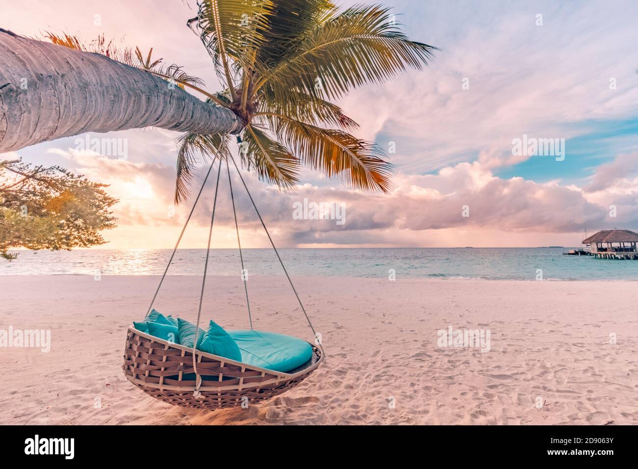 Plage tropicale coucher de soleil panorama comme paysage d'été avec balançoire de plage hamac et sable blanc, mer calme pour la bannière de plage. Des vacances parfaites sur la plage Banque D'Images